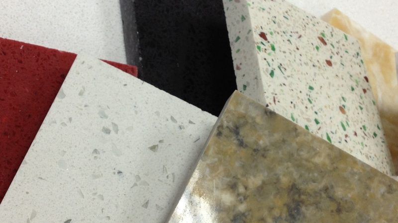 消费者在选购全抛釉瓷砖时，可以从以下几个方面判断其辐射量：